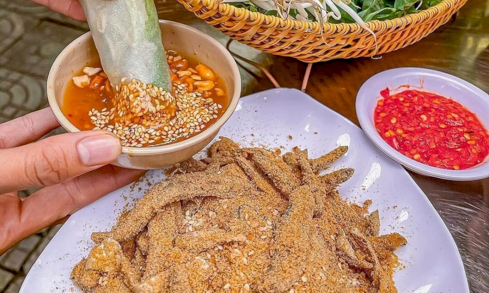 Gỏi cá Nam Ô “gây sốt” khi kết hợp giữa bánh tráng, khô cá, rau thơm và giá đỗ, chấm cùng nước mắm đậm đà, hấp dẫn